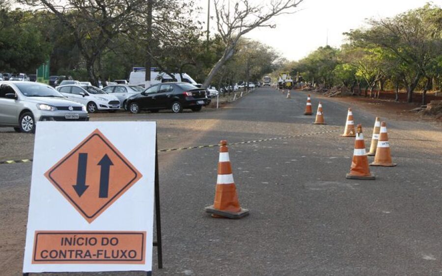 Avenida opera em contrafluxo com avanço da reforma do Parque dos Poderes