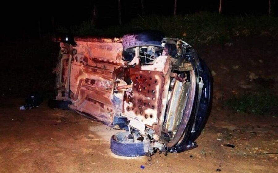 Motorista capota carro várias vezes e passageiro morre com cabeça esmagada na BR-158