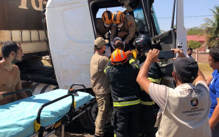 Motorista fica ferido após colisão entre duas carretas na BR-163 em Coxim