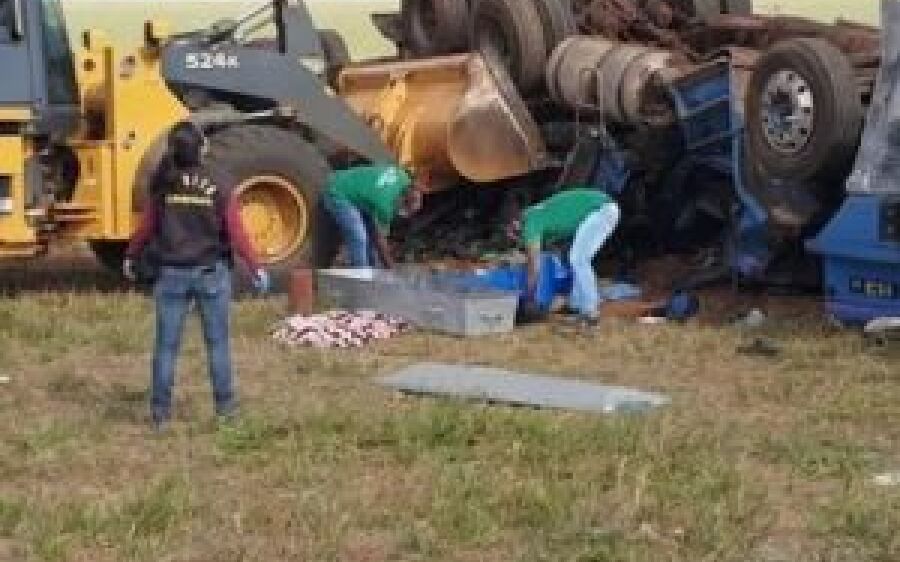 Casal morre em acidente com carreta carregada de refrigerantes na BR 060 em Paraíso das Águas