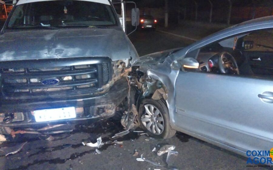 Sob efeito de álcool, motorista colide carro em caminhão no Piracema