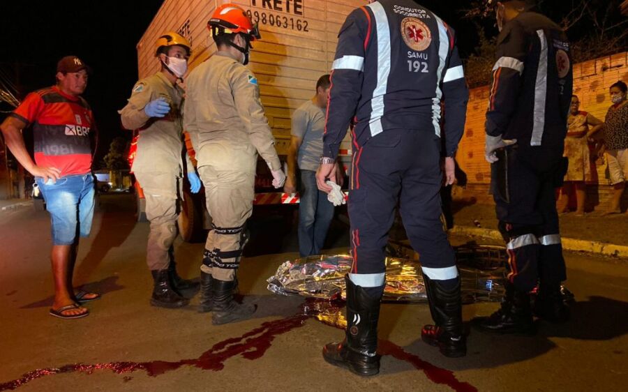 Menino de 13 anos morre atropelado por caminhão no Senhor Divino