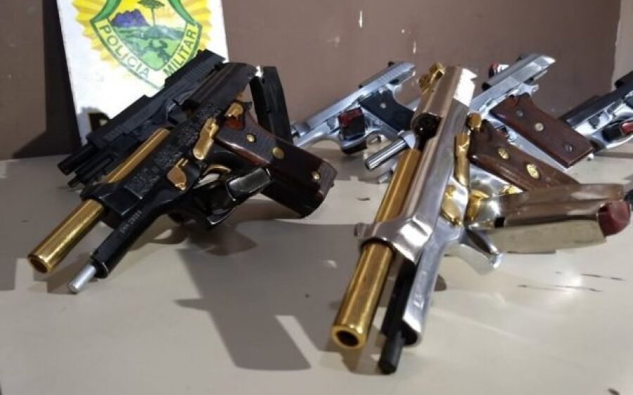 Paraguaias são presas com pistolas banhadas a ouro com iniciais de facção criminosa 
