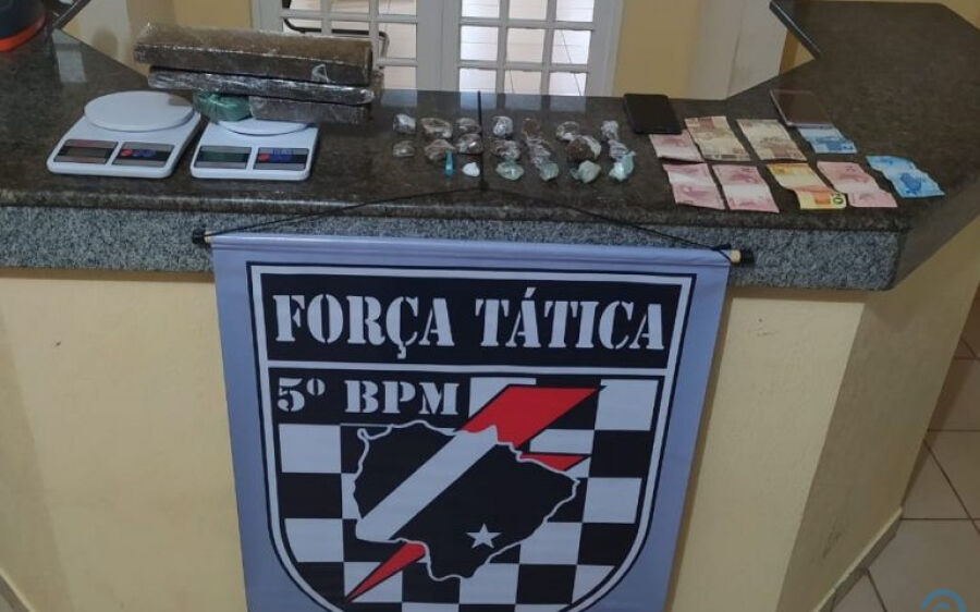 Polícia Militar fecha duas bocas de fumo e apreende droga e dinheiro em Coxim