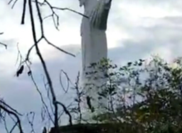 Combate a incêndio no morro do Cristo Redentor do Pantanal em Coxim será retomado na segunda