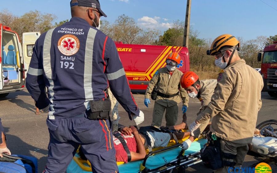 Motociclista fica ferido e passageira sai ilesa de colisão com carreta na BR-163  em Coxim