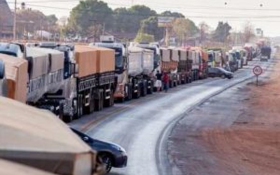 Caminhoneiros fazem bloqueios nas rodovias em 15 estados