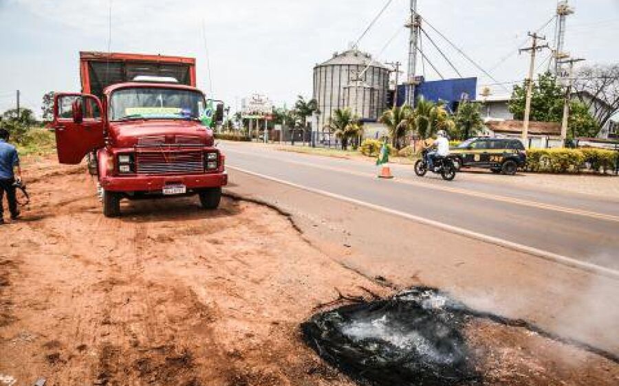 Mesmo com recuo de Bolsonaro, caminhoneiros queimam pneus na BR-262 em Campo Grande
