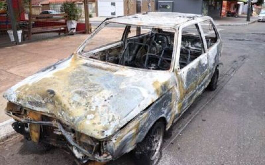 Casal briga, mulher é chamada de maluca e ateia fogo em carro no meio da avenida 