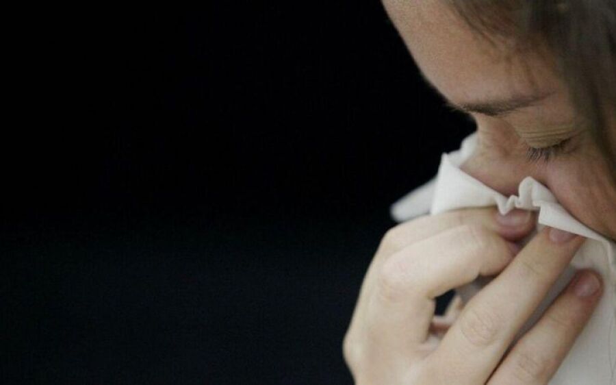 Sintomas gripais mesmo após vacina devem ser encarados como suspeita de Covid
