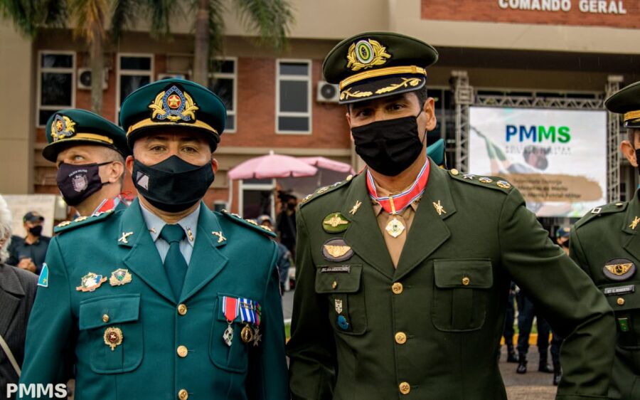 Comandante do 47º Batalhão de Infantaria de Coxim é homenageado com medalha da PMMS