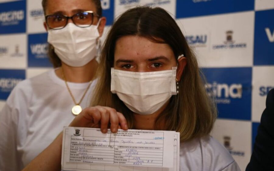 Adolescente viaja mil quilômetros para tomar 2ª dose da vacina contra Covid em Campo Grande