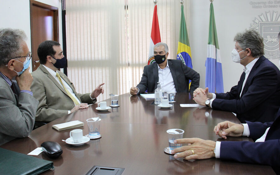 Reinaldo Azambuja  discute avanços da rota  bioceânica com embaixador do Paraguai