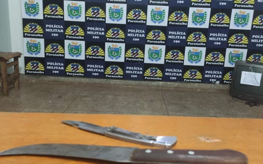 Quatros pessoas são presas por vias de fatos, duas delas estavam armadas com facas