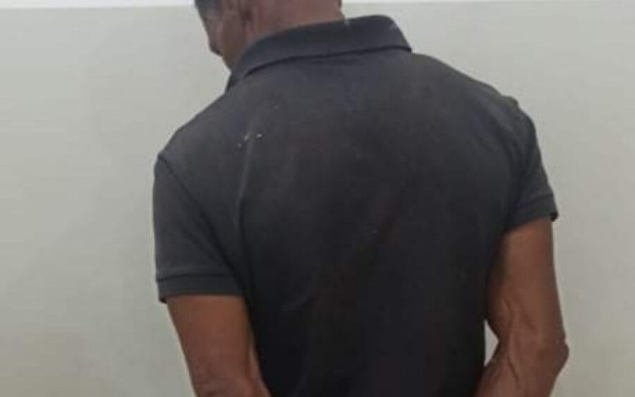 Homem é preso com armas após ameaçar jovem em Costa Rica
