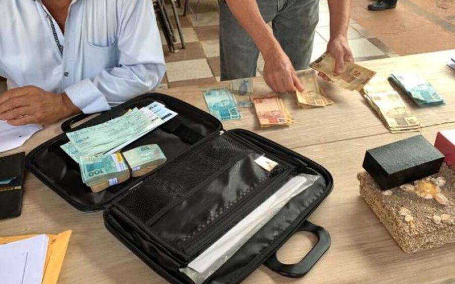 Ação contra ex-prefeito apreende mala de dinheiro