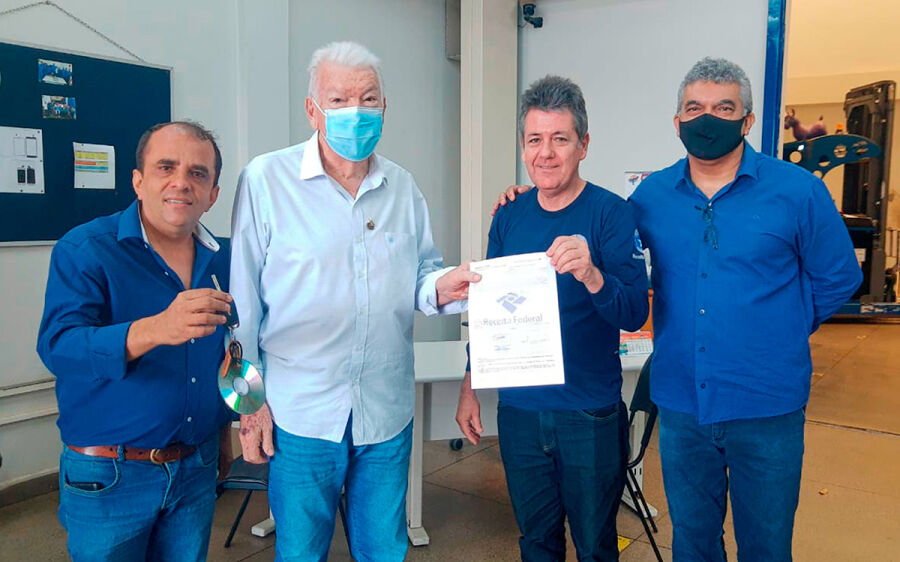 Prefeito José de Oliveira recebe da receita federal 2  veículos que irão atender o município.