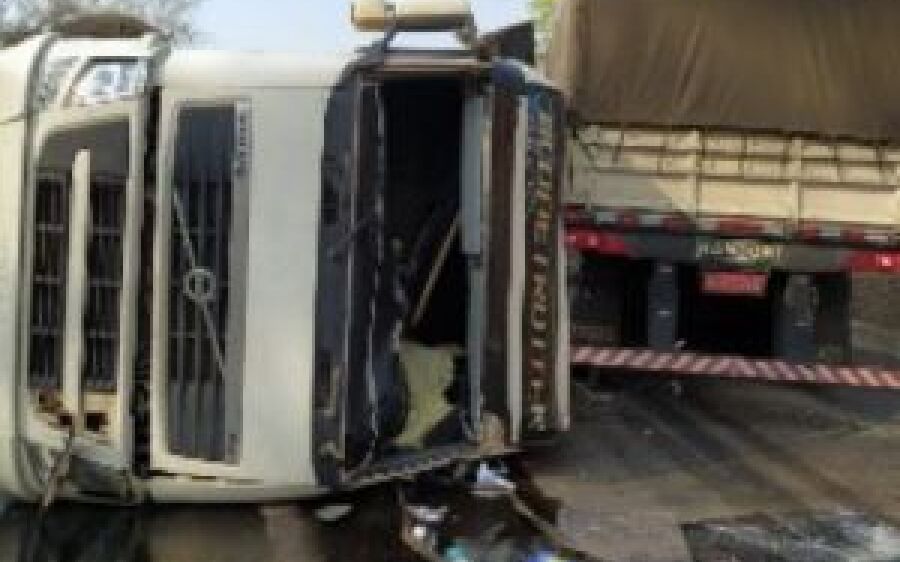 Acidente envolvendo três carretas deixa motorista ferido na BR-163, em Rio Verde