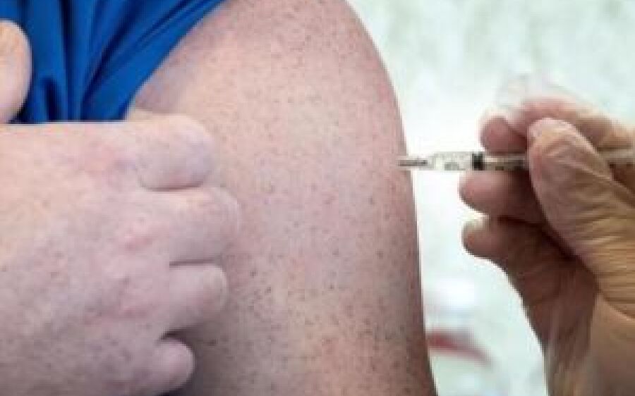 Intervalo de 12 semanas para adolescentes tomarem 2ª dose cai para 21 dias