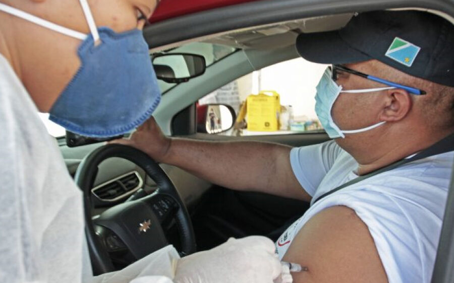 SES autoriza municípios vacinarem todos trabalhadores da saúde com dose de reforço 