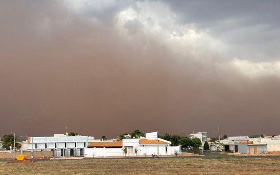 Tempestade de areia cobre Três Lagoas e provoca correria de moradores na cidade