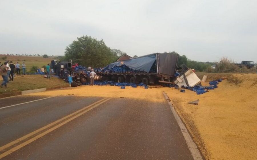 Caminhoneiro de MS morre ao colidir em carreta com cervejas no PR