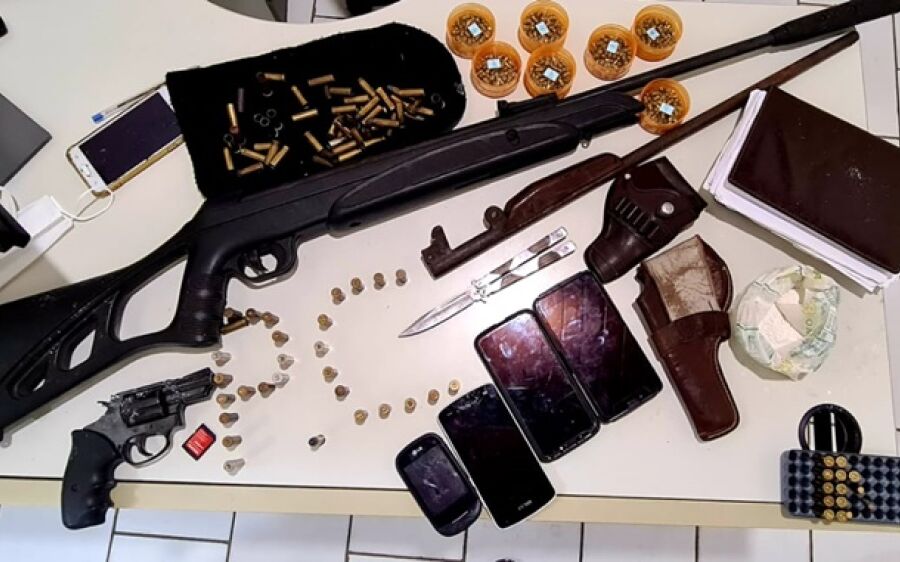 Polícia Civil realiza prisões e apreende armas e munições durante operação em Alcinópolis