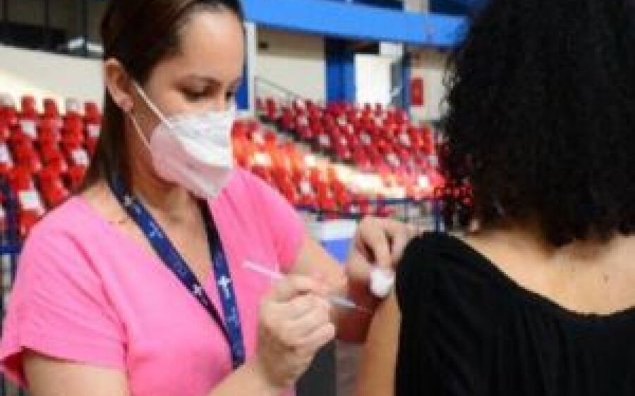 Risco de pegar Covid aumenta em quase cinco vezes ao não se vacinar
