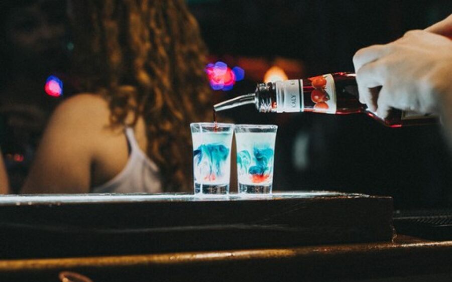 Adolescente entra em coma alcoólico e administrador vai preso