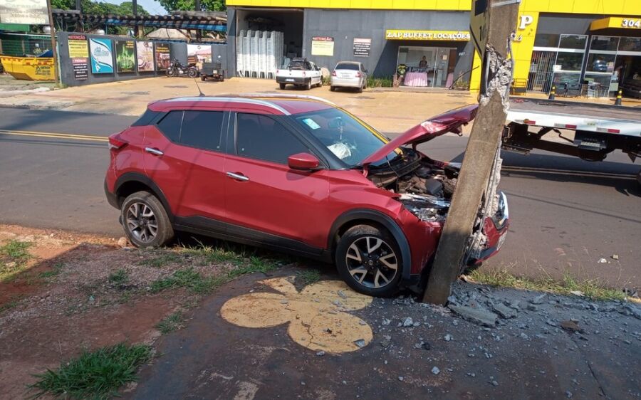 Carro bate em poste e deixa parte de bairro nobre da capital de MS sem energia