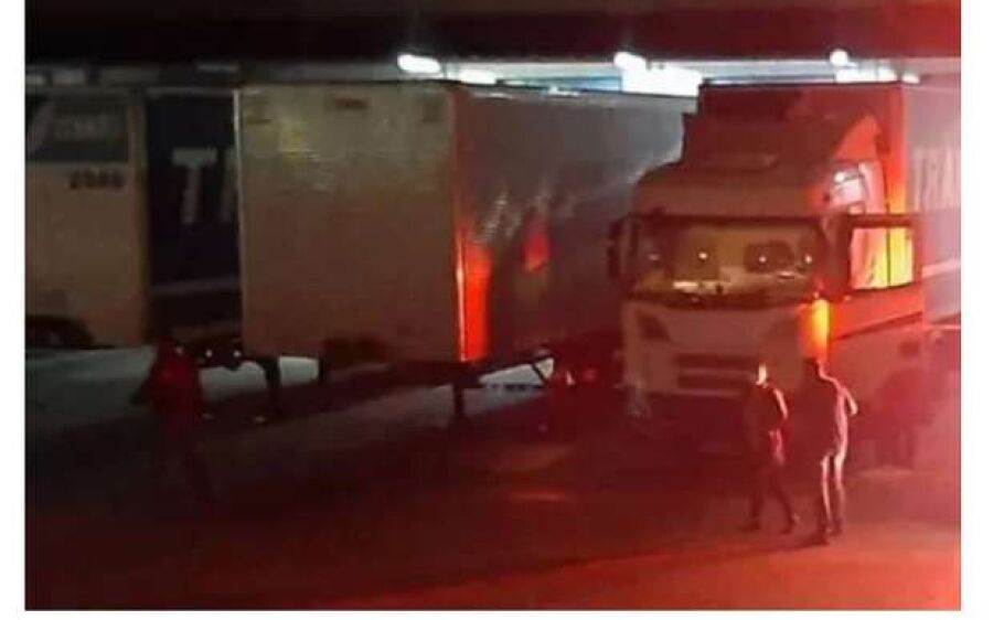 Homem tem cabeça esmagada em transportadora