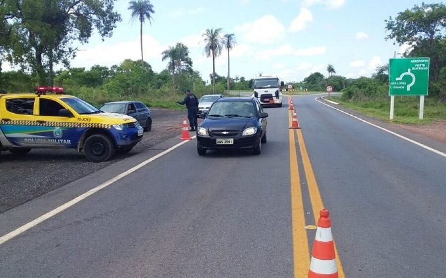 Com barreiras e equipes volantes, Polícia Militar Rodoviária vigia rodovias para evitar acidentes
