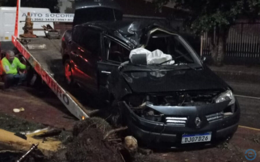 Embriagada, jovem colide carro em árvore em Chapadão do Sul