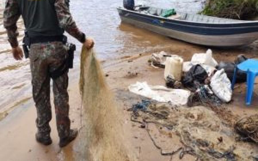 Polícia desmonta acampamento com 15 pessoas e apreende apetrechos ilegais de pesca