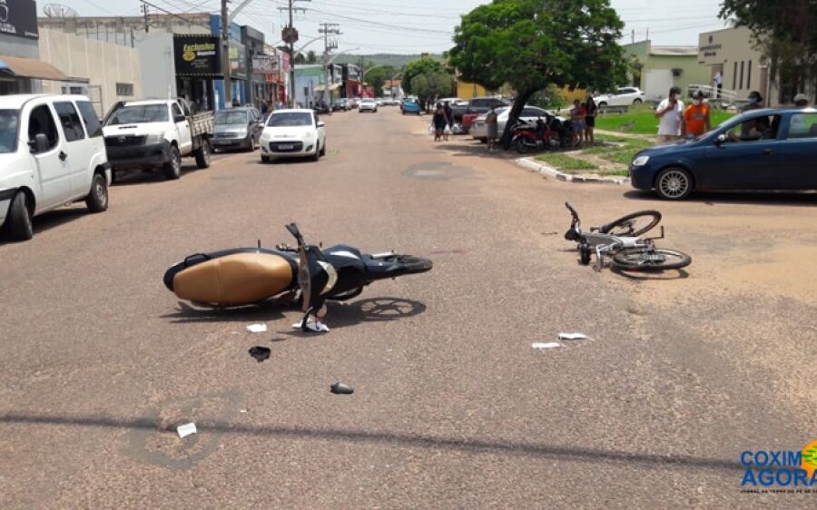 Colisão entre motocicleta e bicicleta elétrica deixa dois feridos no Centro de Coxim