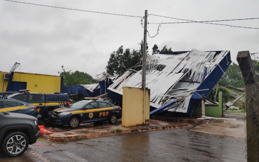 Vendaval ‘derruba’ posto da PRF em Dourados