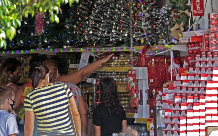 Procura-se Papai Noel: com economia aquecida, vagas de trabalho crescem 15% em 24 horas na Capital