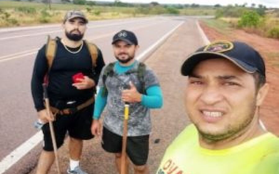 Pela cura de amigo, trio caminha 60 km carregando santa enfrentando escuridão e chuva