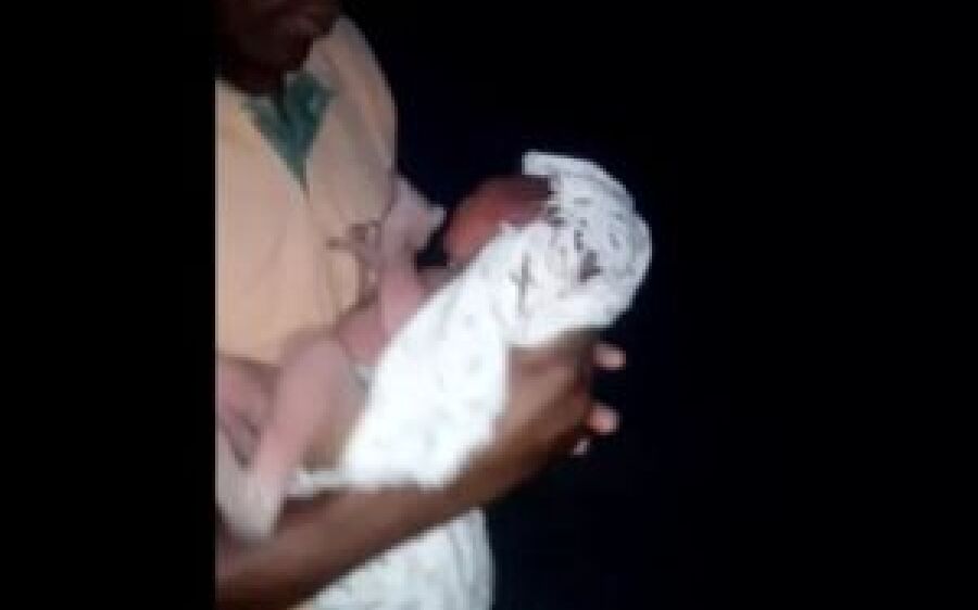 Recém-nascido é achado em quintal de casa; adolescente é mãe da criança e família não teria visto