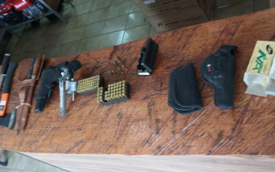 Polícia prende padrasto de autor de áudio durante investigação de ameaças à escola de Coxim