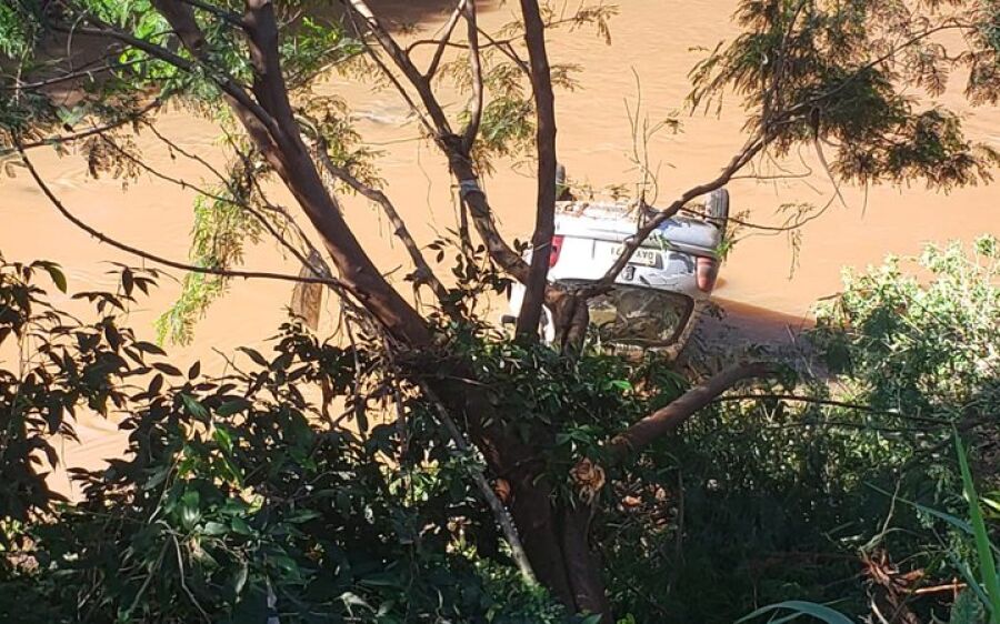 Motorista se joga de carro em movimento e veículo vai parar dentro de córrego em Campo Grande