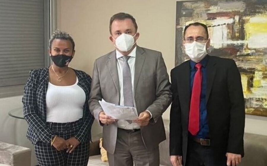 Marly Nogueira e  Abilio Vaneli comemoram emenda de R$ 600 mil com deputado Vander Loubet (PT)