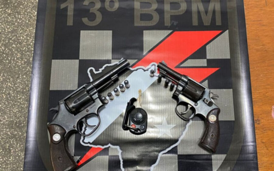 Polícia Militar apreende duas armas de fogo e conduz quatro pessoas à delegacia, em Paranaíba