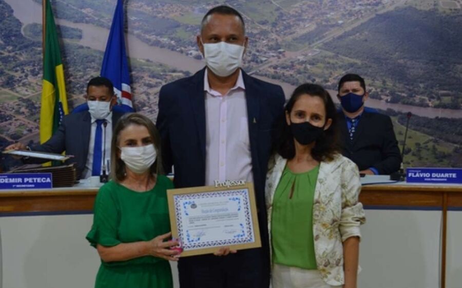 Jefferson Aislan entrega moção de congratulação aos profissionais das escolas Municipais e CEIs