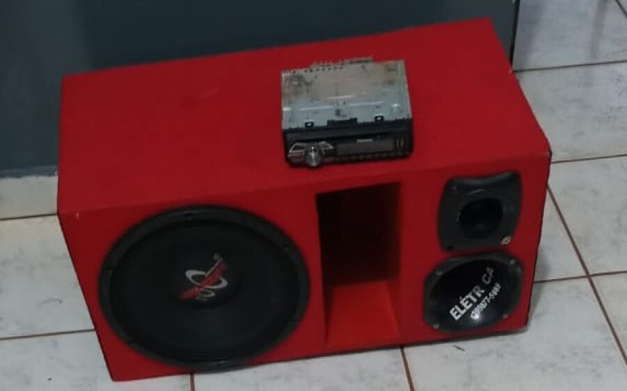 Polícia Militar prende jovem por perturbação do sossego e apreende som em Sonora