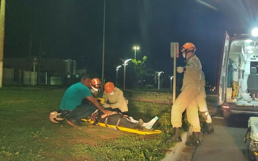 Passageira fica ferida após queda de motocicleta na Avenida Virgínia Ferreira