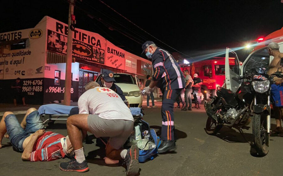 Motociclista fica ferido em colisão com carro na Avenida Virgínia Ferreira
