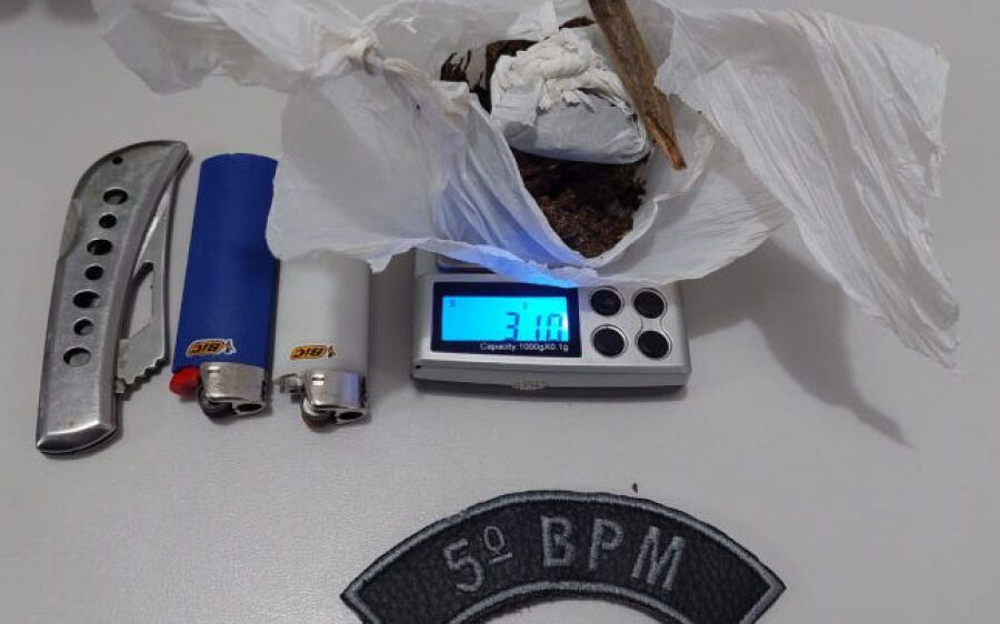 Polícia Militar prende homem com maconha e apreende moto irregular