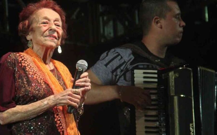 Delinha é internada após cair e bater a cabeça