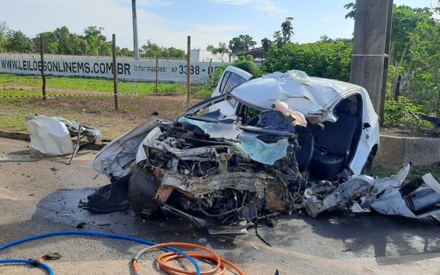 Caminhoneiro tombou ao desviar e polícia investiga se jovem que morreu causou acidente na BR-163